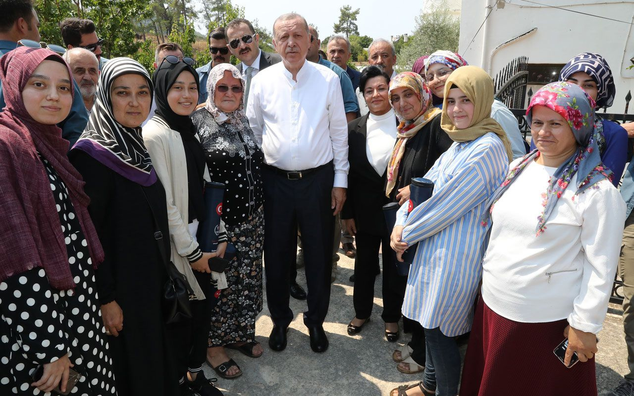 Muğla'da Erdoğan'a cuma namazı çıkışı büyük ilgi sohbet etti fotoğraf çektirdi