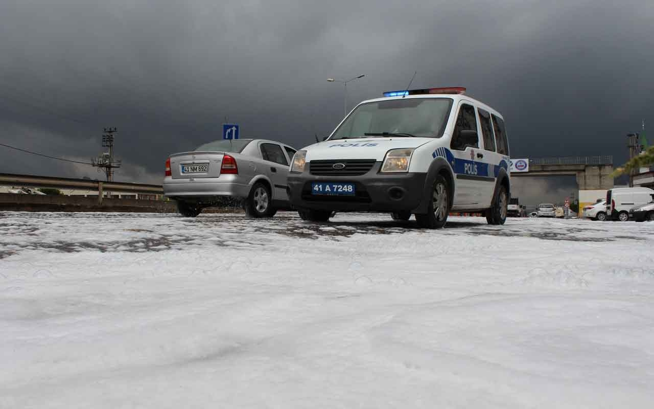 Kocaeli'de yolu dökülen sabun yağmur yağınca köpürdü