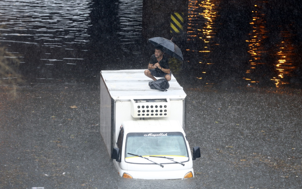 İstanbul'u sağanak aldı! Meteoroloji uyardı seferler iptal oldu