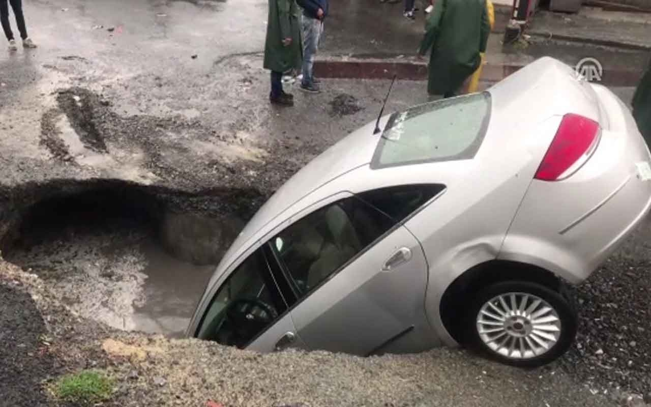 İstanbul'da sağanak yağış yolu çökertti otomobil içine düştü