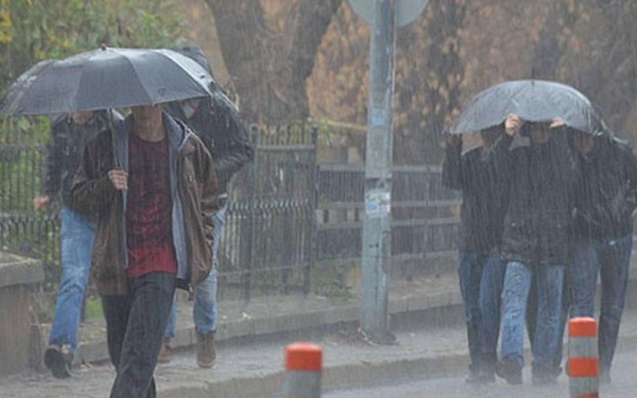 İstanbul’u sağanak yağmur vurdu yollar göle döndü ev ve iş yerlerini su bastı