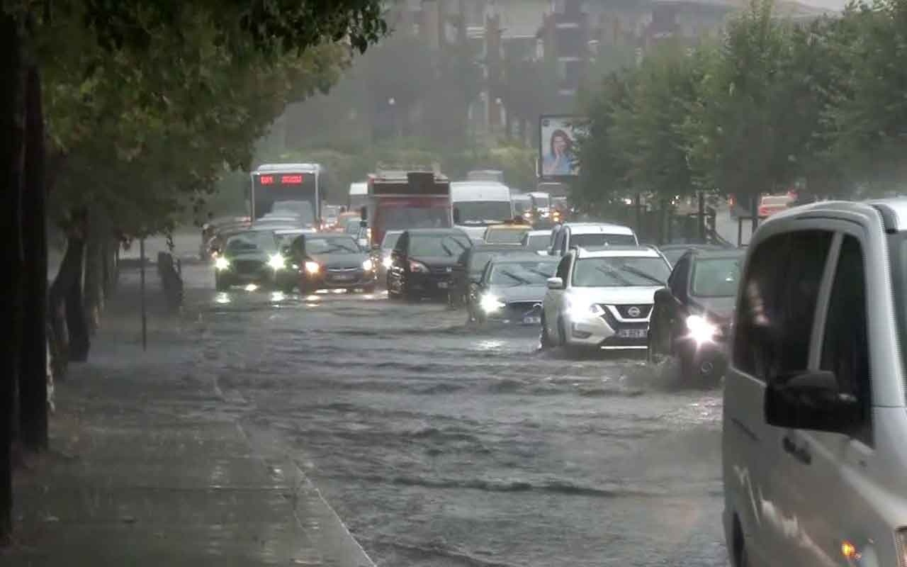 İstanbul'da sağanak yağışla yollarda su birikintileri oluştu