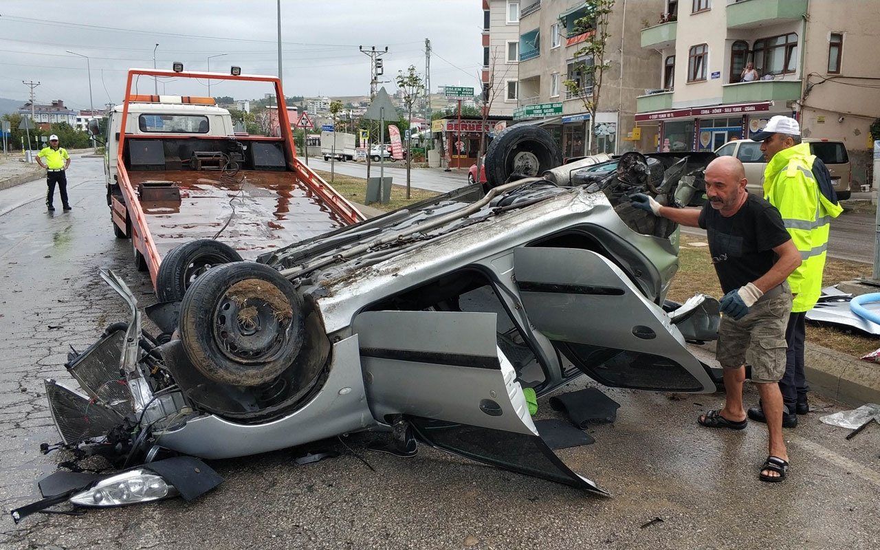 Aydınlatma direğine çarpan otomobilin sürücüsü yaralandı