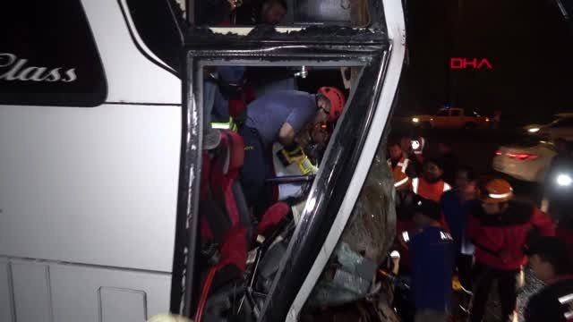 Bolu Dağı'nda feci kaza! TIR'a çarpan yolcu otobüsünde 37 kişi yaralandı