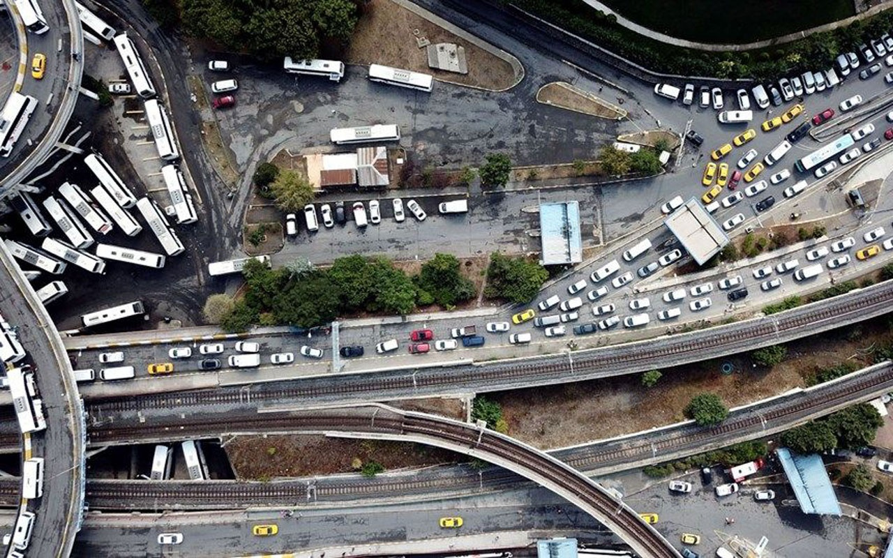 Dönüş yoğunluğu! 15 Temmuz Demokrasi Otogarı'nda trafik kilit