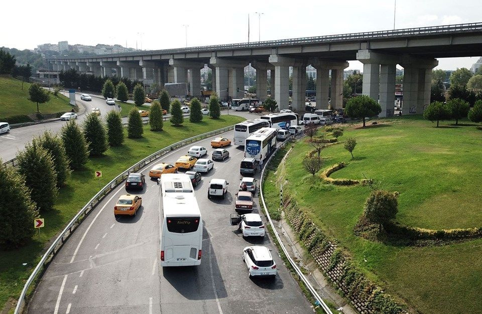 Dönüş yoğunluğu! 15 Temmuz Demokrasi Otogarı'nda trafik kilit