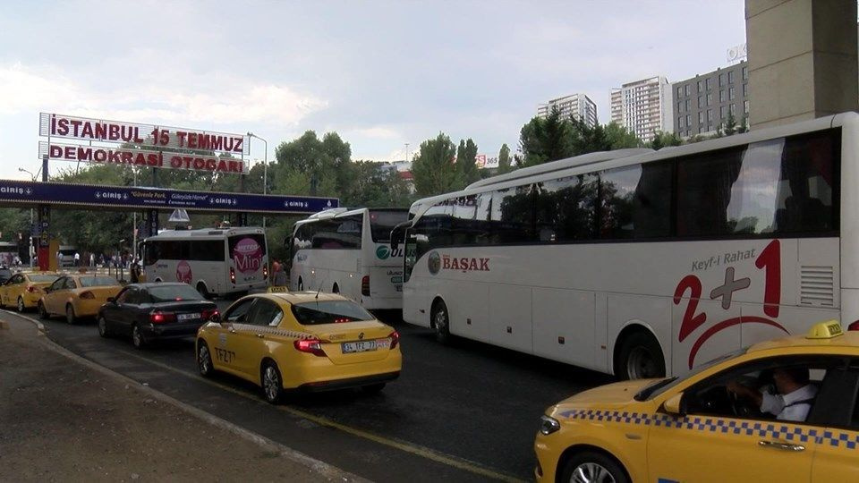 Dönüş yoğunluğu! 15 Temmuz Demokrasi Otogarı'nda trafik kilit