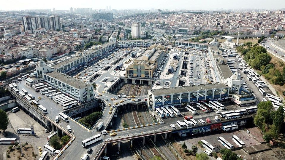 Dönüş yoğunluğu! 15 Temmuz Demokrasi Otogarı'nda trafik kilit