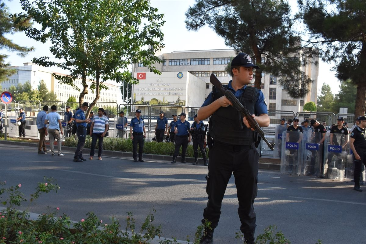 Diyarbakır Büyükşehir Belediyesinde polis hareketliliği