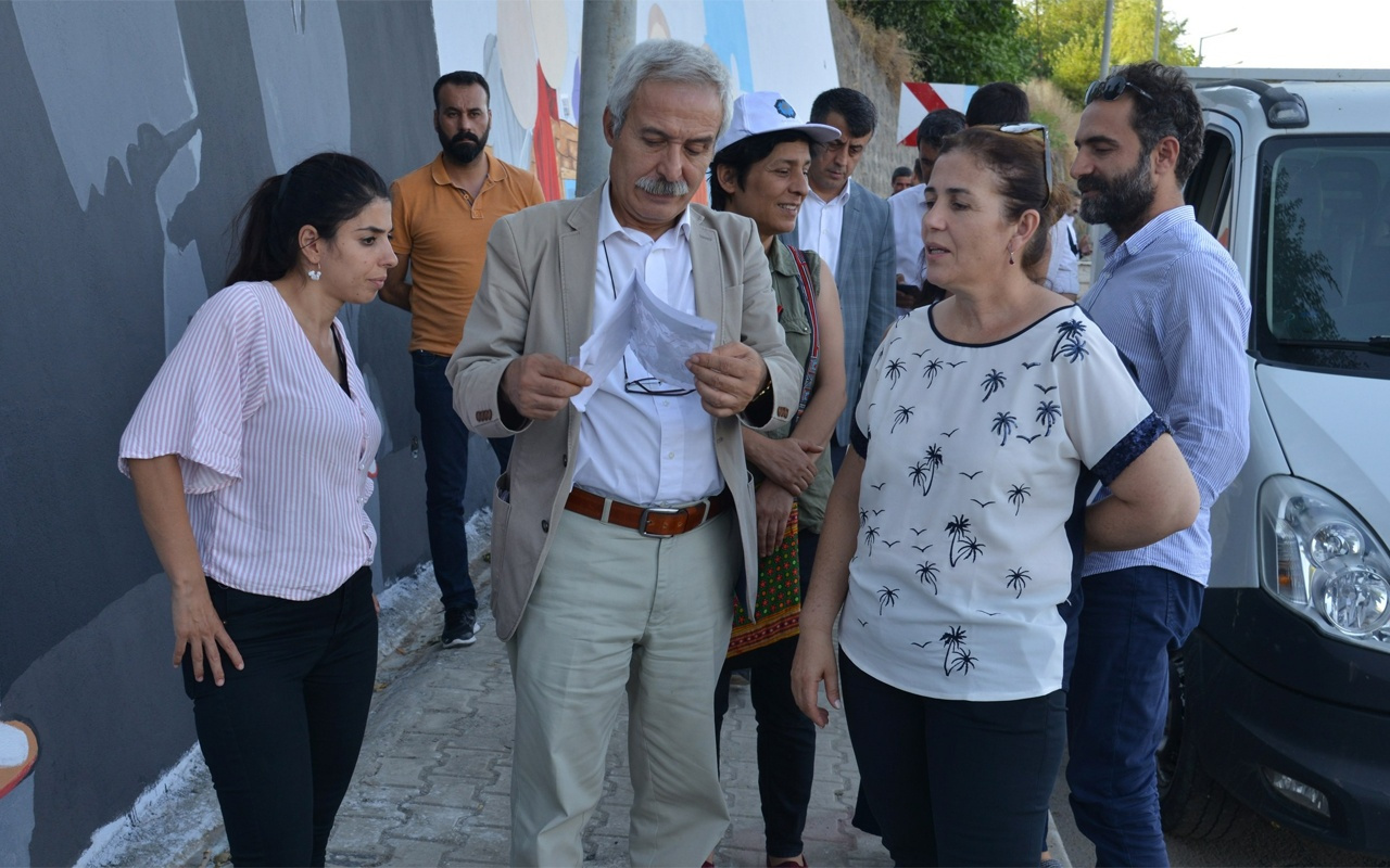 Adnan Selçuk Mızraklı Diyarbakır belediyesine geldi tebligatı imzalamayıp bunu yazdı