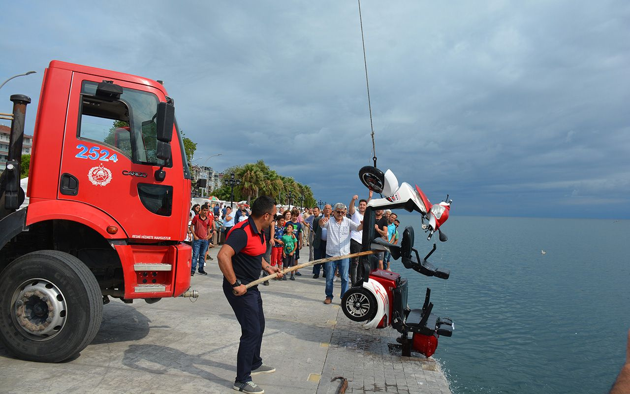 Sinop'ta elektrikli motosikletli 2 kız denize uçtu