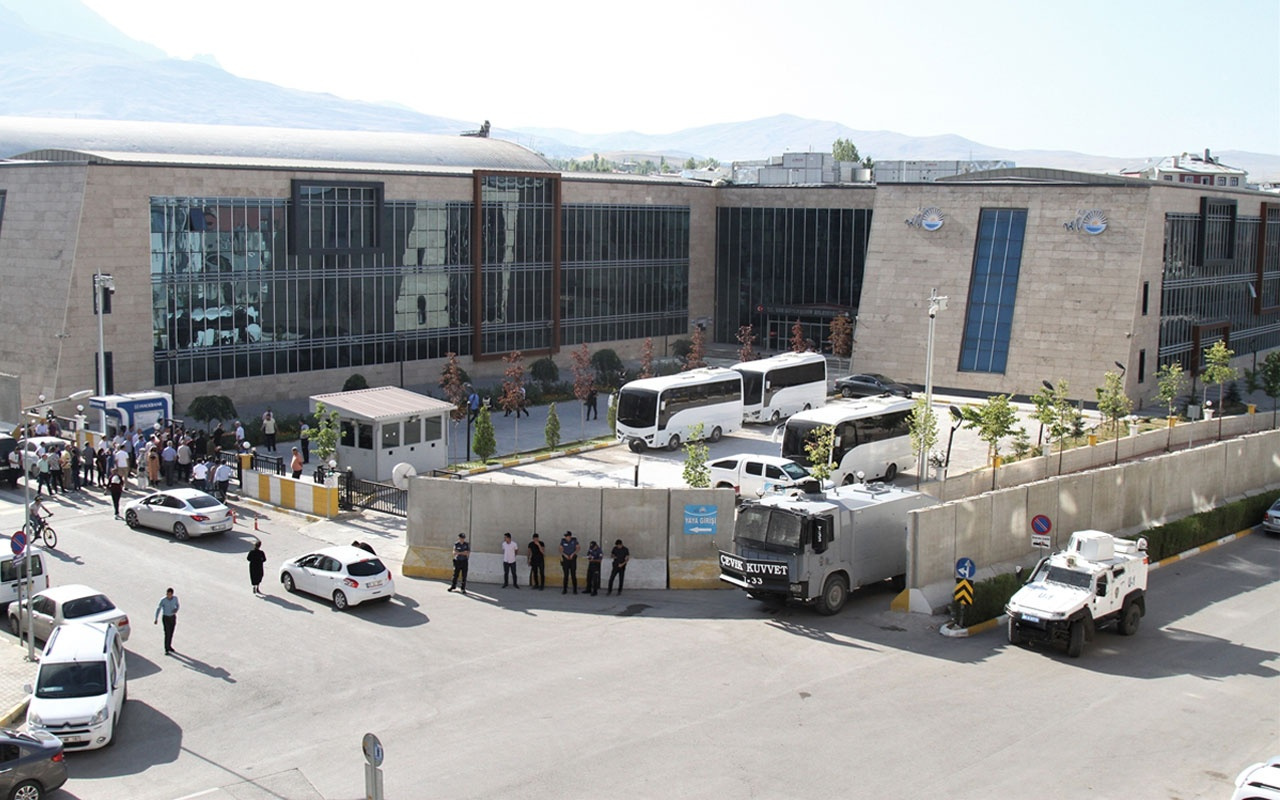 Mardin Diyarbakır ve Van büyükşehir belediye başkanları görevden alındı