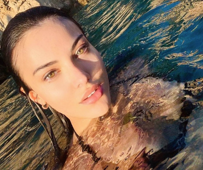 Tuvana Türkay bikinili pozunu paylaşınca sosyal medyayı ikiye böldü