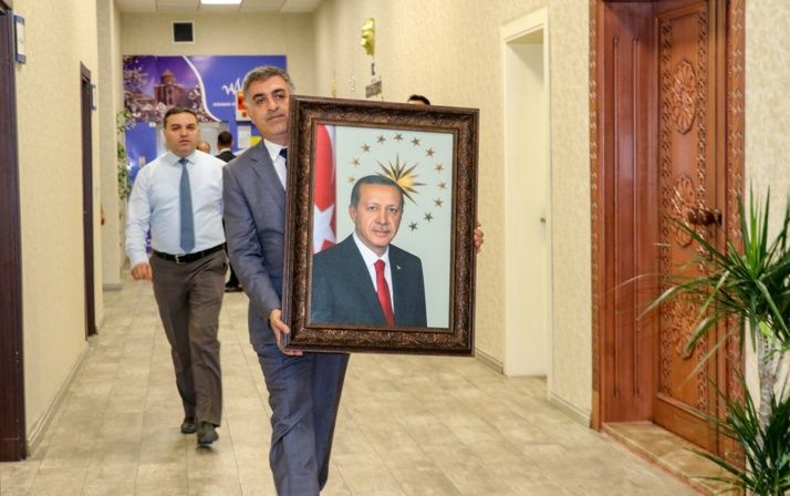 Atatürk resmi indirildi Erdoğan asıldı haberinin aslı ne? İşte görüntünün tamamı