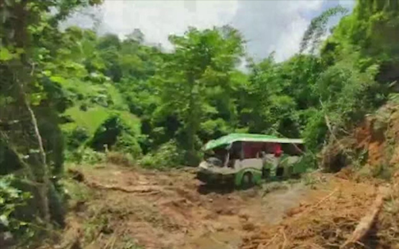 Laos'ta otobüs şarampole yuvarlandı: 8 ölü, 29 yaralı