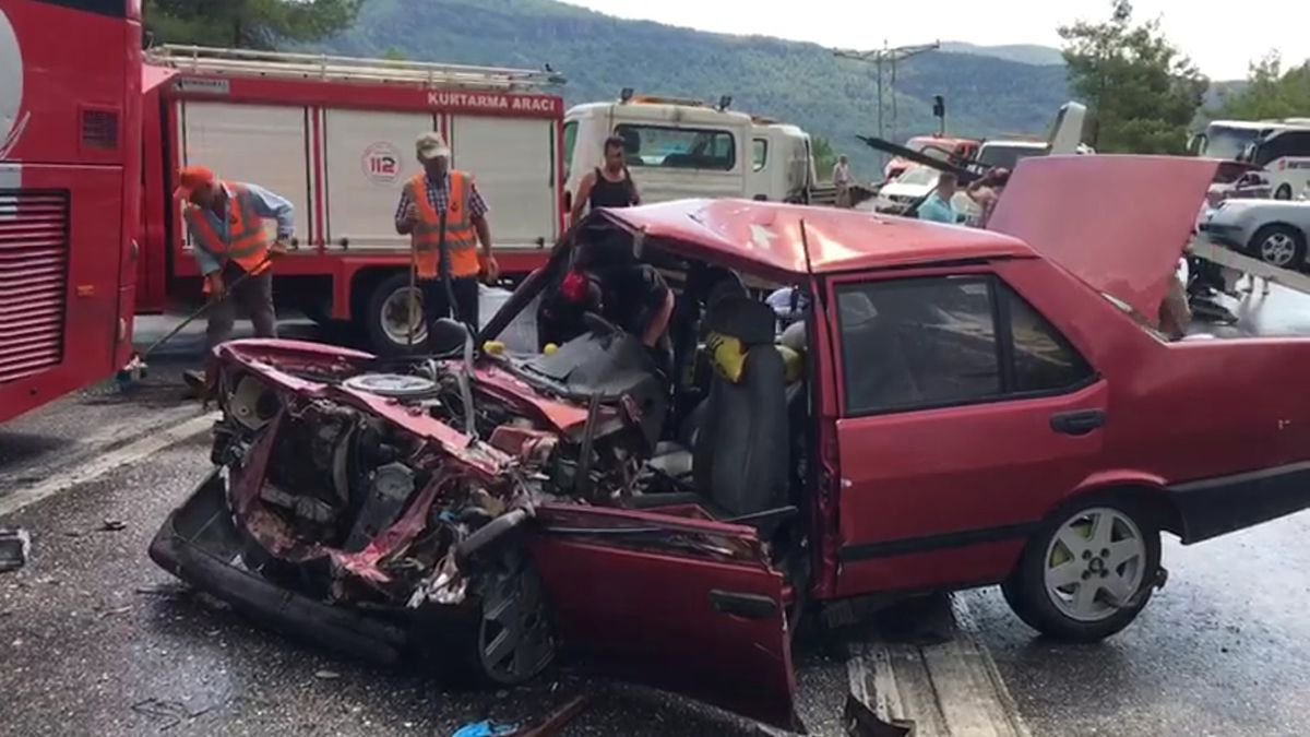 Antalya'da yolcu otobüsü ile otomobil çarpıştı 1'i ağır 5 yaralı