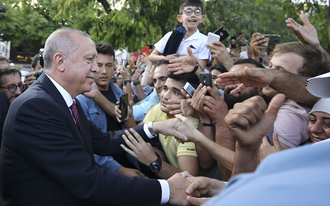 Cumhurbaşkanı Erdoğan Sultanahmet'te vatandaşlarla selamlaştı