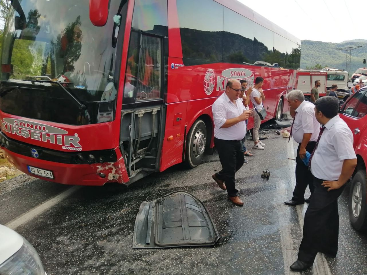 Antalya'da yolcu otobüsü ile otomobil çarpıştı 1'i ağır 5 yaralı