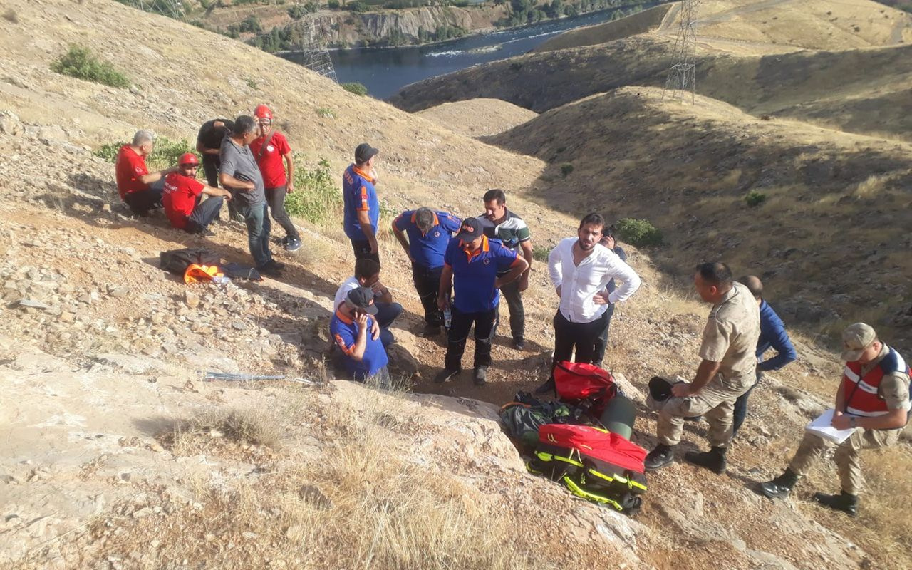 Elazığ'da mağarada mahsur kalan TV ekibine ulaşıldı