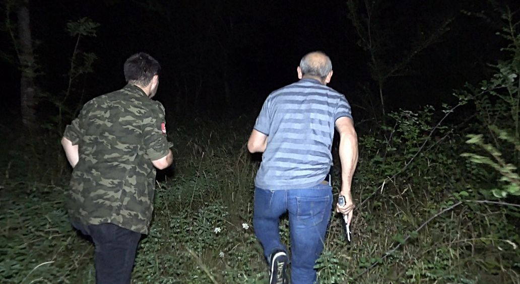 Sakarya'da 1'i kadın 2 gasp şüphesi polisin dur ihtarına uymadı aracı bırakıp ormana kaçtılar