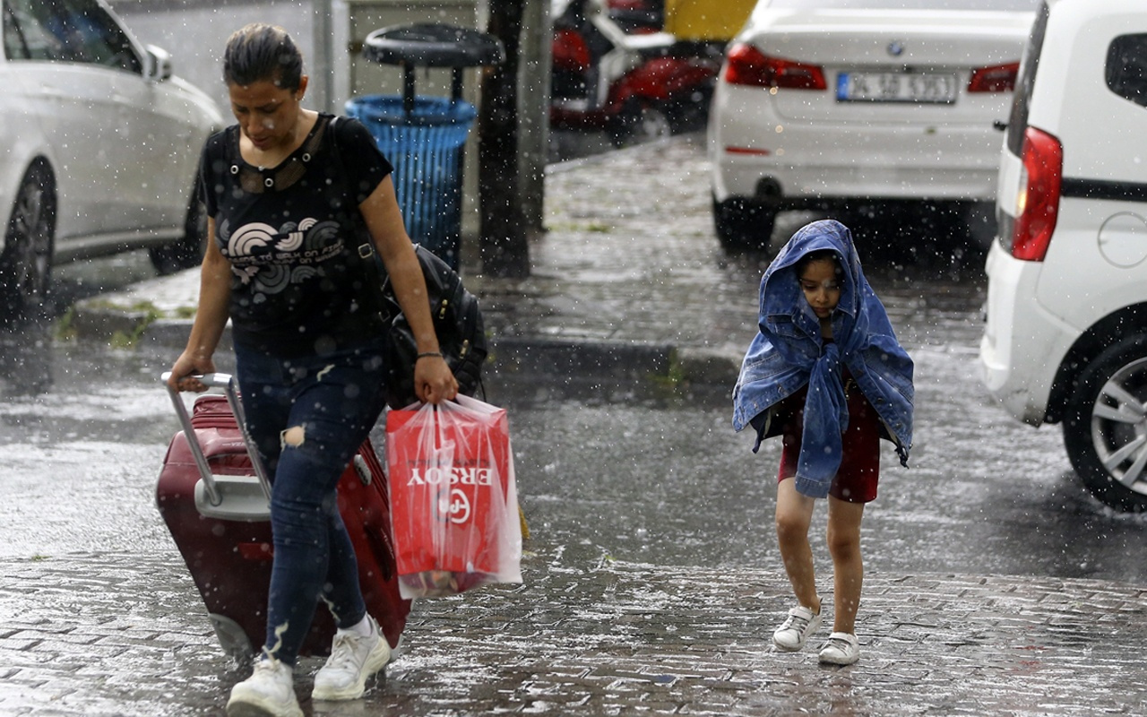 İstanbul'u çok hücreli fırtına vurmuştu! Yarın geliyor saatlik hava durumuna bakın