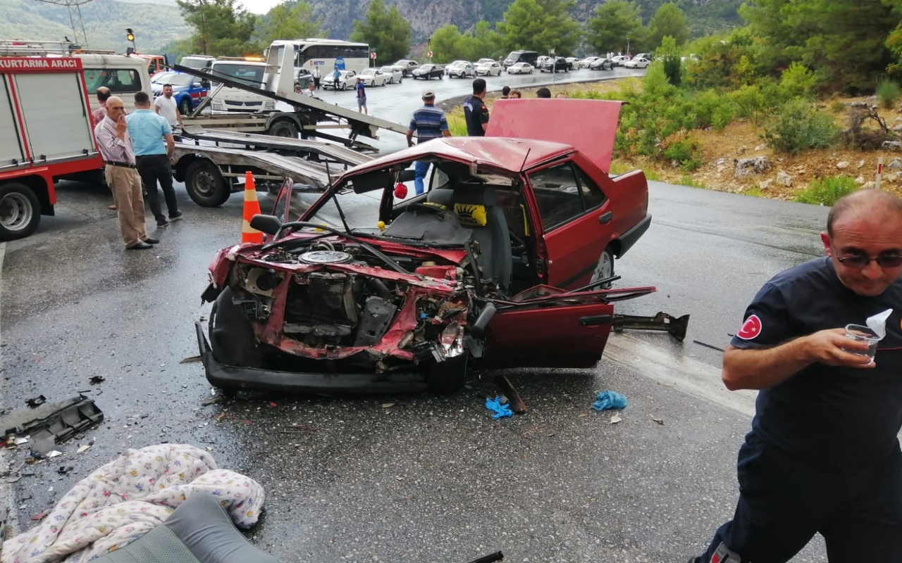 Antalya'da yolcu otobüsü ile otomobil çarpıştı 1'i ağır 5 yaralı
