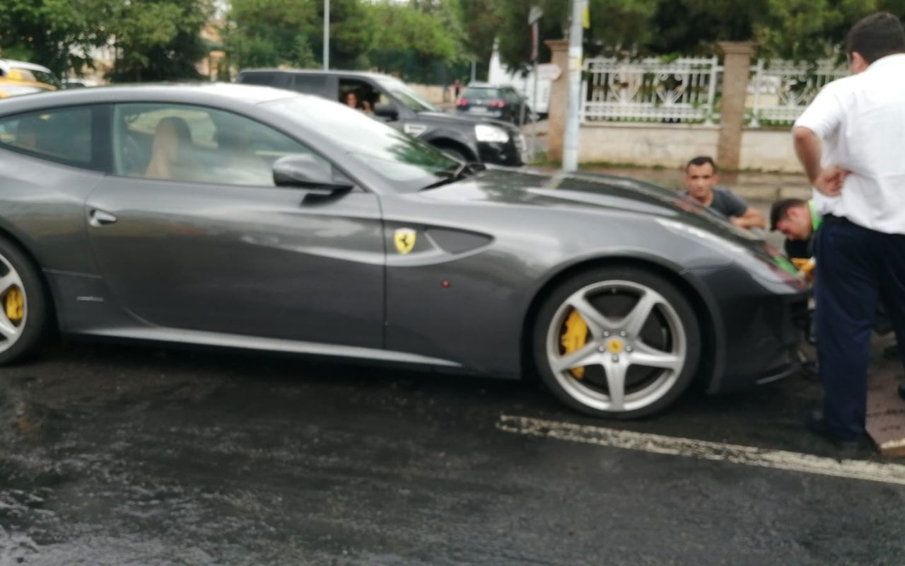 Caddebostan’da milyon liralık Ferrari su birikintisinde böyle mahsur kaldı