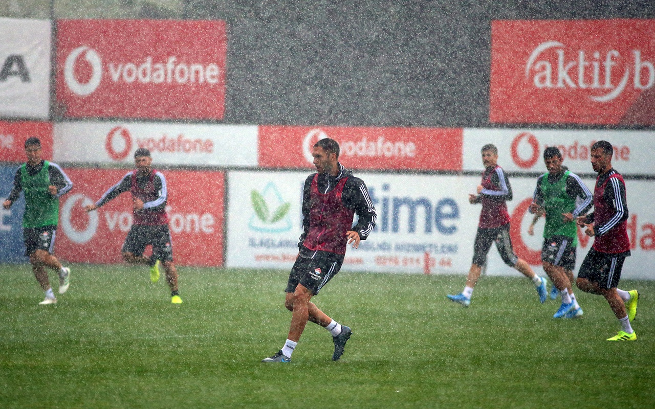 Beşiktaş mağlubiyetinin ardından çalışmalarına yağmur altında da devam etti