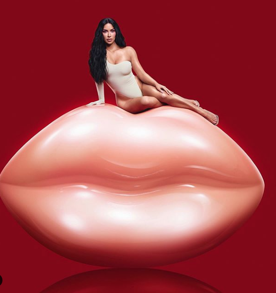 Kylie Jenner'ın dudakları parfüm oldu Kim Kardashian'la beraber tanıttı