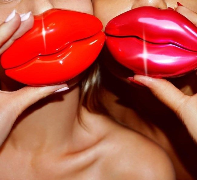 Kylie Jenner'ın dudakları parfüm oldu Kim Kardashian'la beraber tanıttı