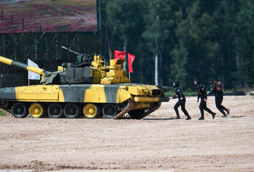 Rusya'nın tank mürettebatı tanıtıldı görenlerin ağzı açık kaldı! Tamamı kadın