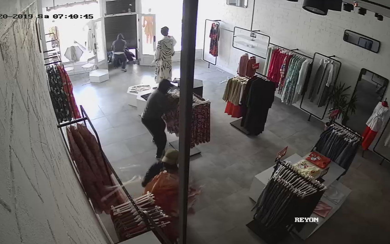 İstanbul'da hırsızlar giyim mağazasını yağmaladılar