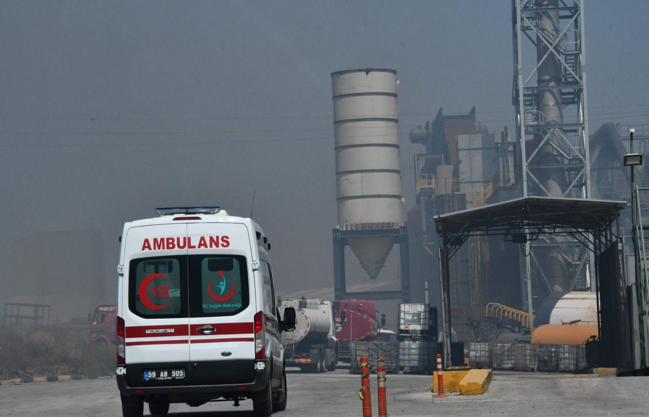 Çorlu'da geri dönüşüm fabrikasında yangın! 1 itfaiye eri yaralandı