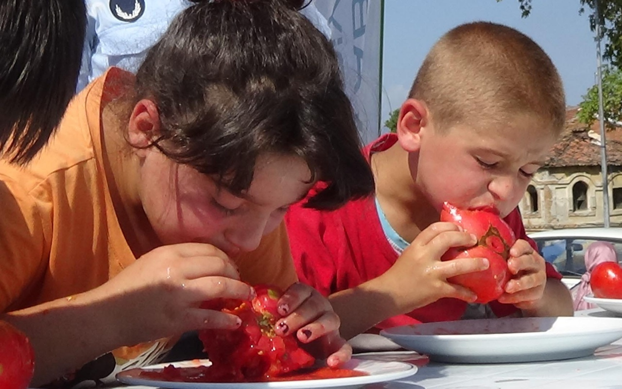 Domates Festivali'nde domatesi en hızlı yiyebilmek için yarıştılar