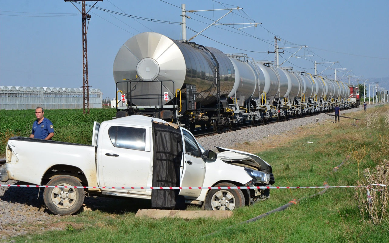 Adana'da yük treni DSİ’nin aracına çarptı: 1 ölü, 1 yaralı