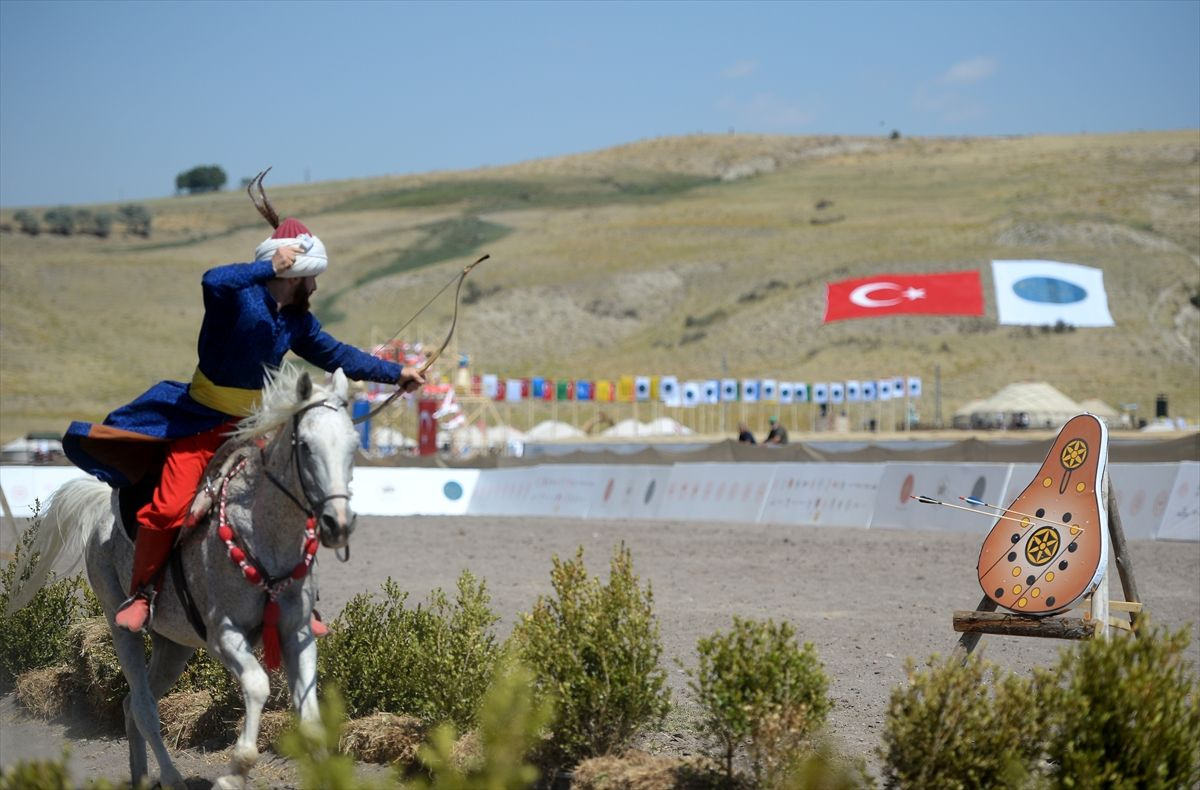 Bitlis'te Malazgirt Zaferi'nin 948. yıl dönümünde Kırgızların ata sporlarına büyük ilgi