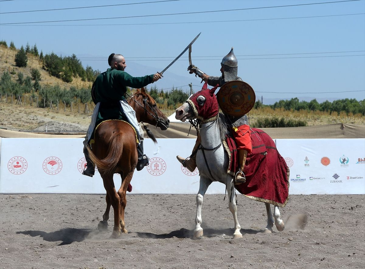 Bitlis'te Malazgirt Zaferi'nin 948. yıl dönümünde Kırgızların ata sporlarına büyük ilgi