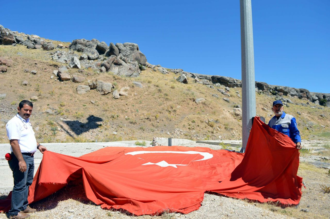 Van Erçiş'te dalgalanan dev Türk Bayrağı'nı 7 yıldır aynı kişi yeniliyor!