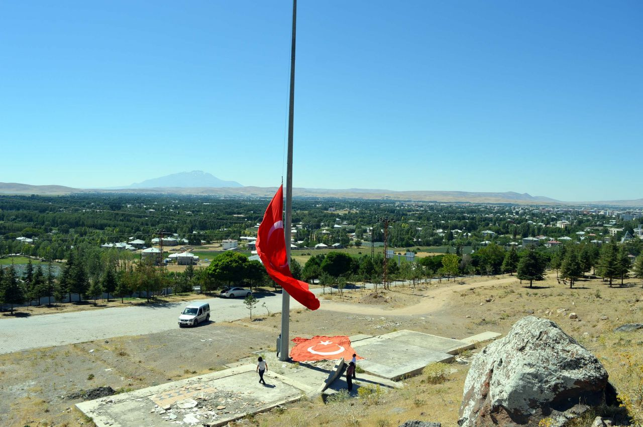 Van Erçiş'te dalgalanan dev Türk Bayrağı'nı 7 yıldır aynı kişi yeniliyor!