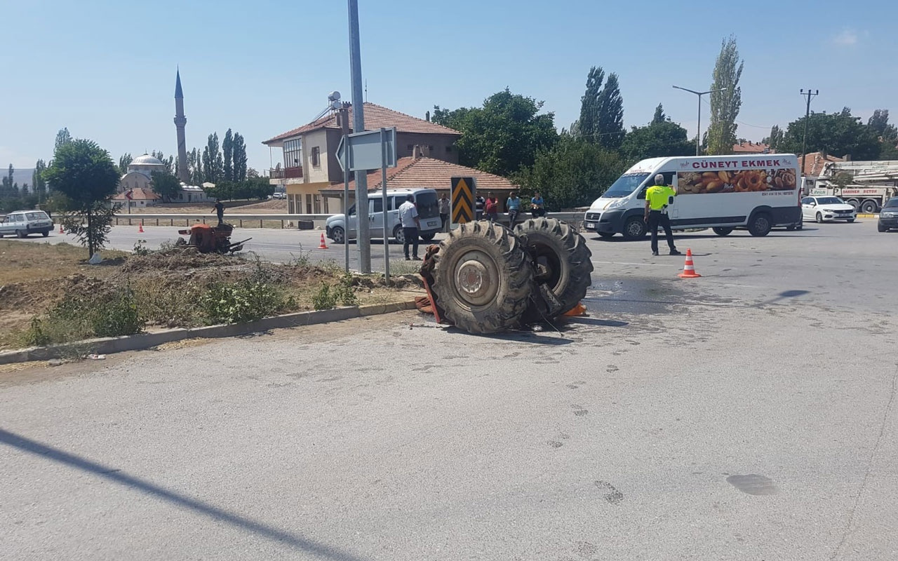 Sivas'ta trafik kazası! Traktör ortadan ikiye ayrıldı