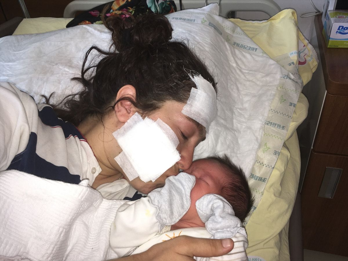 Kocası tarafından hastanede saldırıya uğramıştı! İşte duygusal anlar bebeğini kucağına aldı
