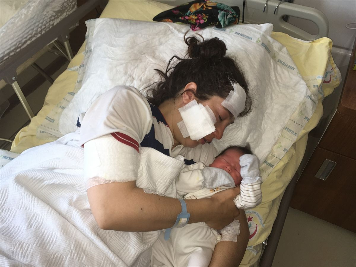 Kocası tarafından hastanede saldırıya uğramıştı! İşte duygusal anlar bebeğini kucağına aldı