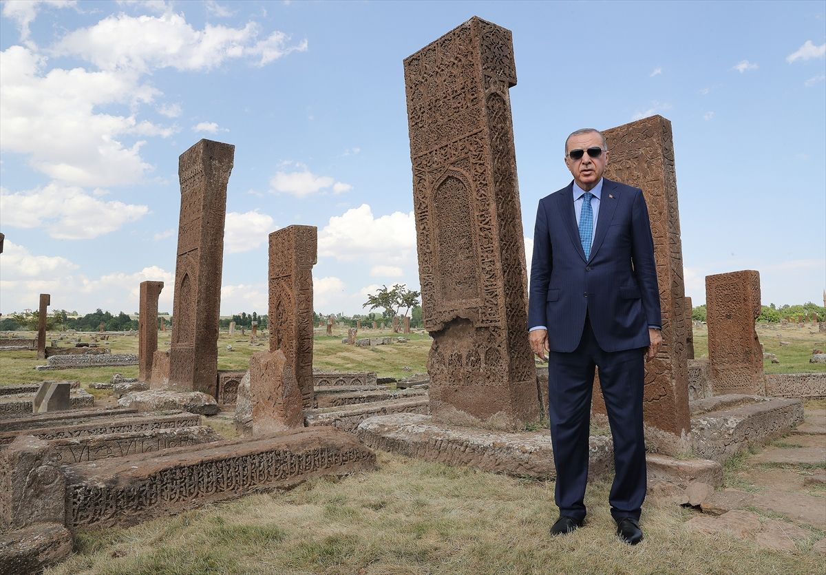 Cumhurbaşkanı Erdoğan Ahlat Selçuklu Mezarlığı'nı ziyaret etti