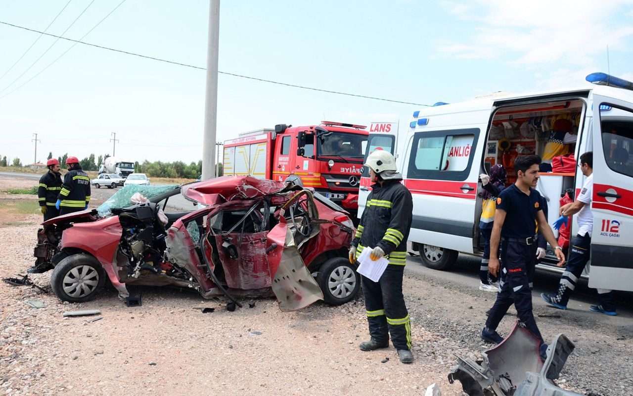 Aksaray’da direğe çarpan otomobil hurdaya döndü 1 ölü 1 yaralı