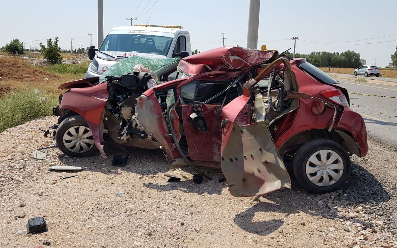 Aksaray’da direğe çarpan otomobil hurdaya döndü 1 ölü 1 yaralı