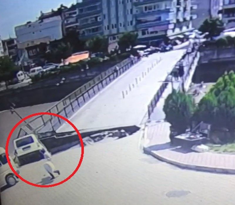 Samsun Terme'de yol çöktü araç içine düştü korkutan görüntü