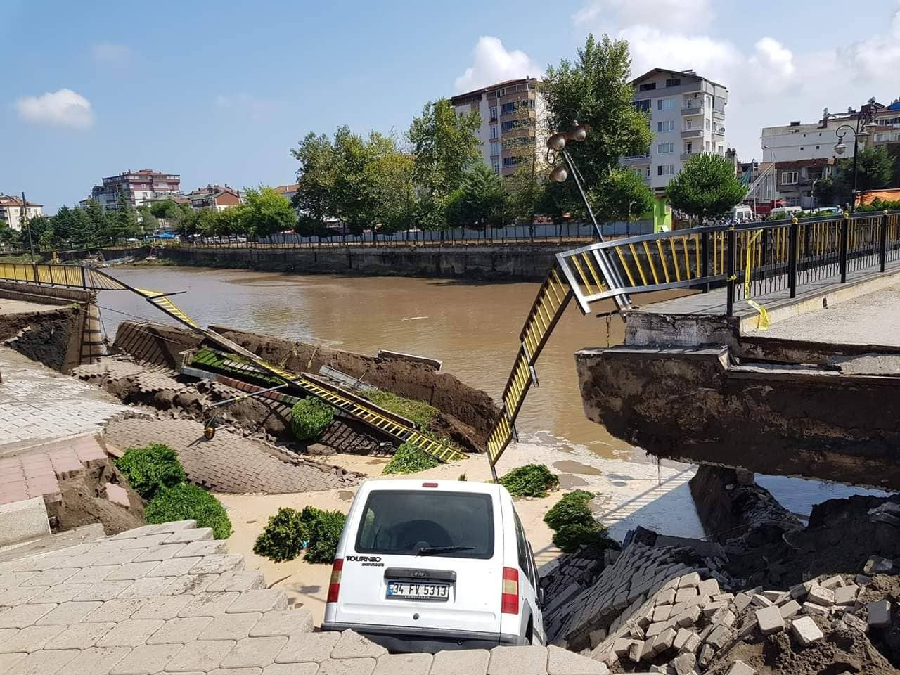 Samsun Terme'de yol çöktü araç içine düştü korkutan görüntü