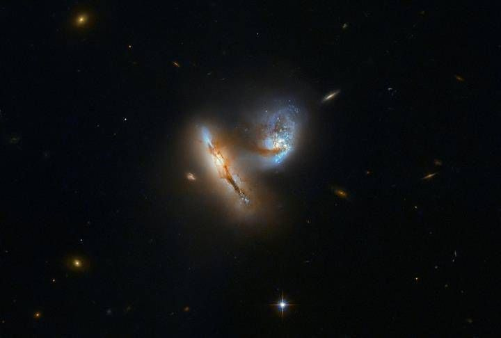 Hubble'dan 'dans halindeki' iki galaksinin görüntüsü yayınlandı