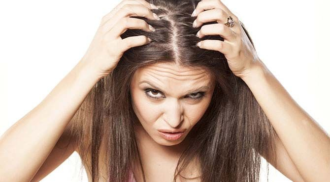 Uzmanı uyardı! Kadınlarda saçlar niye dökülür...Tedavisi var mı?