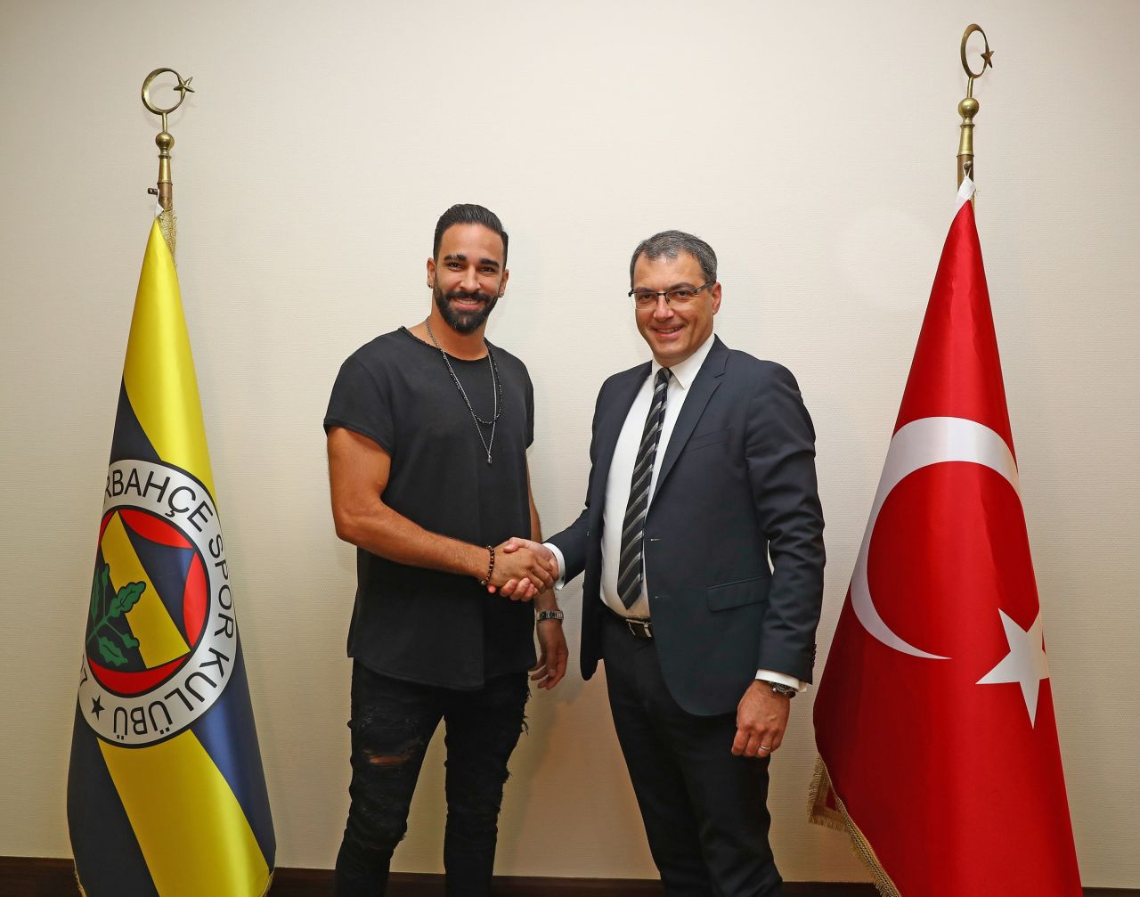 Fenerbahçe Fransız stoper Adil Rami'yi resmen açıkladı!